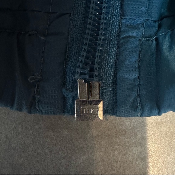 Volcom windbreak/rain jacket sz 5 little kids. - Picture 2 of 9